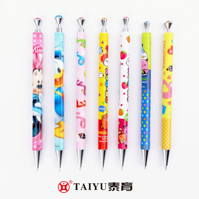 Schüler verwenden einen Druckbleistift mit Diamantdruckkopf für ein einzigartiges Styling. Druckbleistift 2102